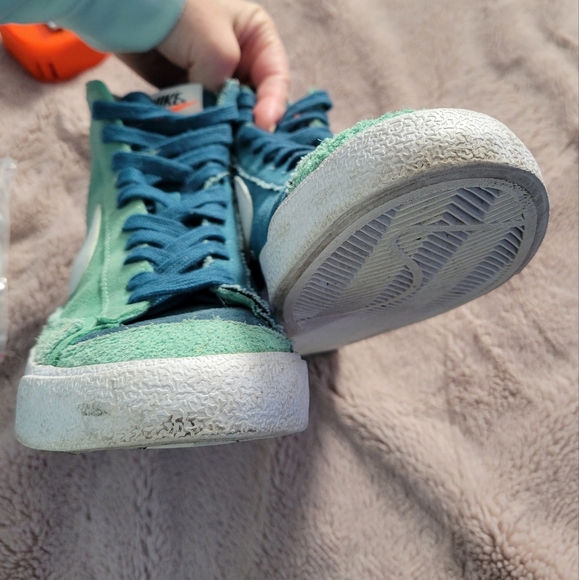 Nike High-Top Sneakers in Green and Blue - Picture 7 of 9